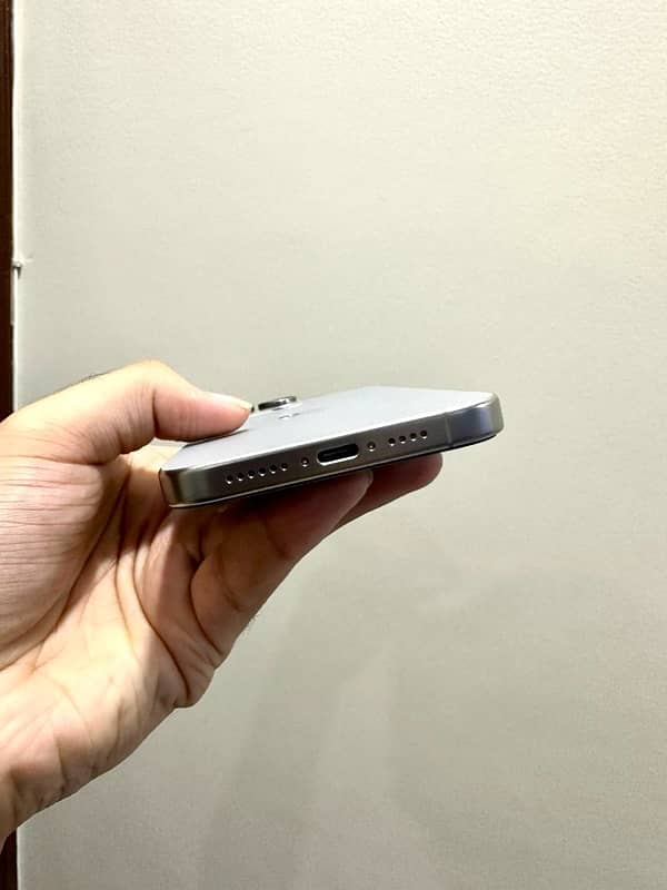 IPhone 15 pro max  256 gb natrual titanium  LLA 2