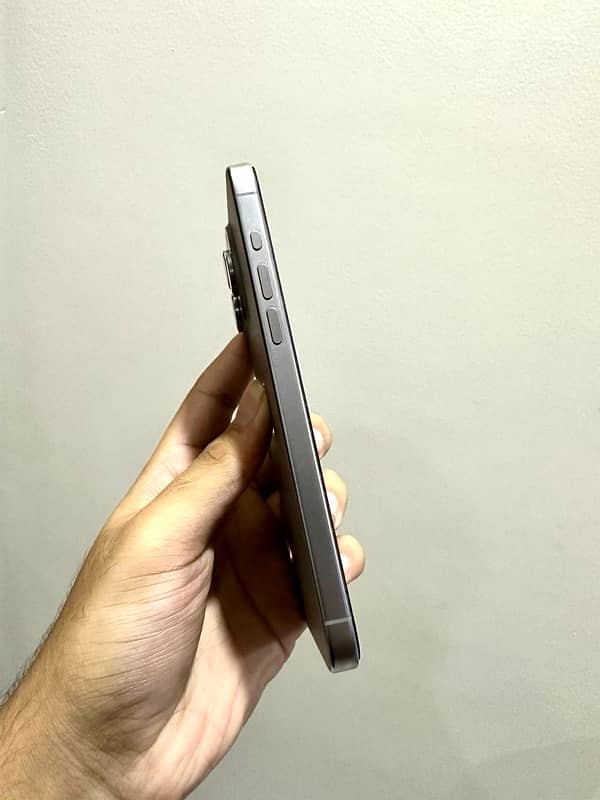 IPhone 15 pro max  256 gb natrual titanium  LLA 4