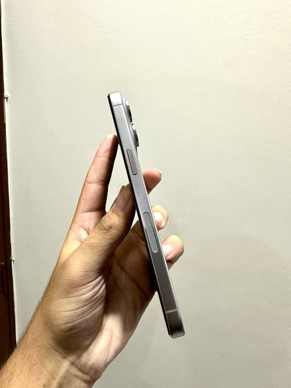 IPhone 15 pro max  256 gb natrual titanium  LLA 5