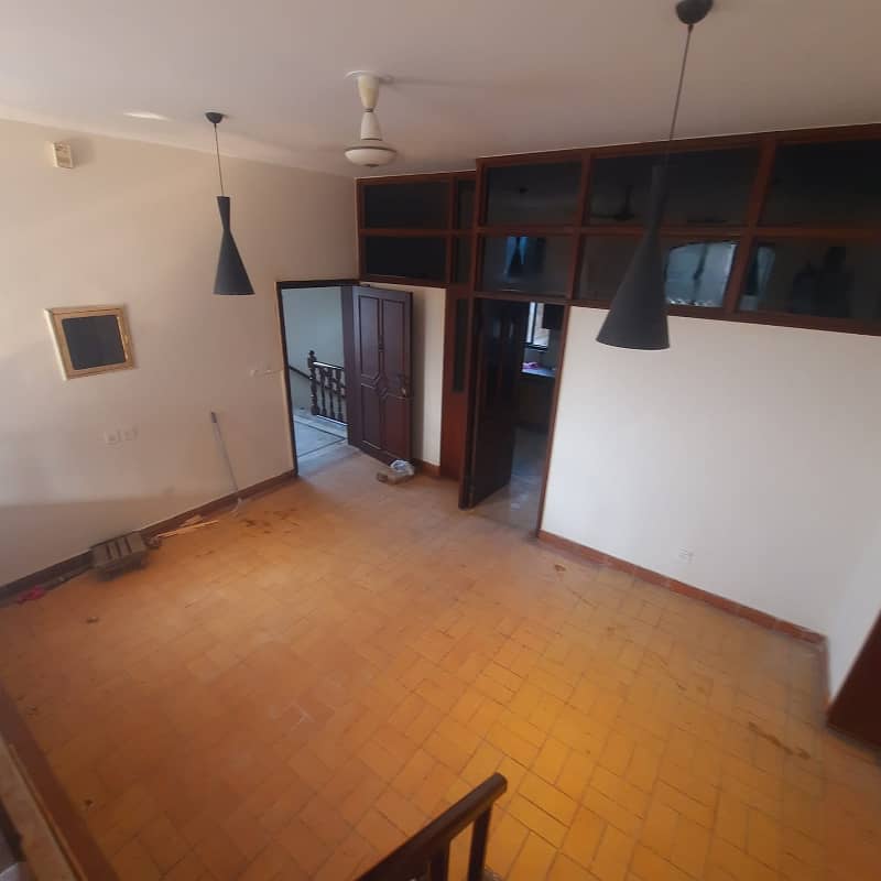 1 Kanal Upper Portion 3 Beds Tv Lounge Drawing Room Store Kitchen Separate Gate Ideal Location For Rent in DHA Phase 3 2