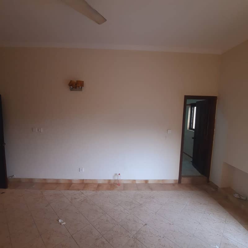 1 Kanal Upper Portion 3 Beds Tv Lounge Drawing Room Store Kitchen Separate Gate Ideal Location For Rent in DHA Phase 3 7