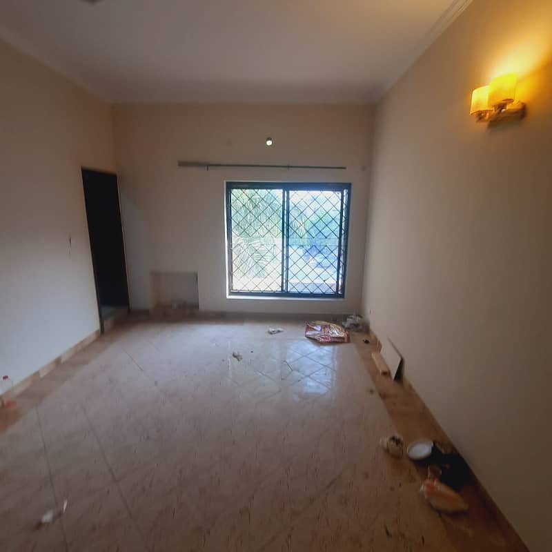 1 Kanal Upper Portion 3 Beds Tv Lounge Drawing Room Store Kitchen Separate Gate Ideal Location For Rent in DHA Phase 3 8