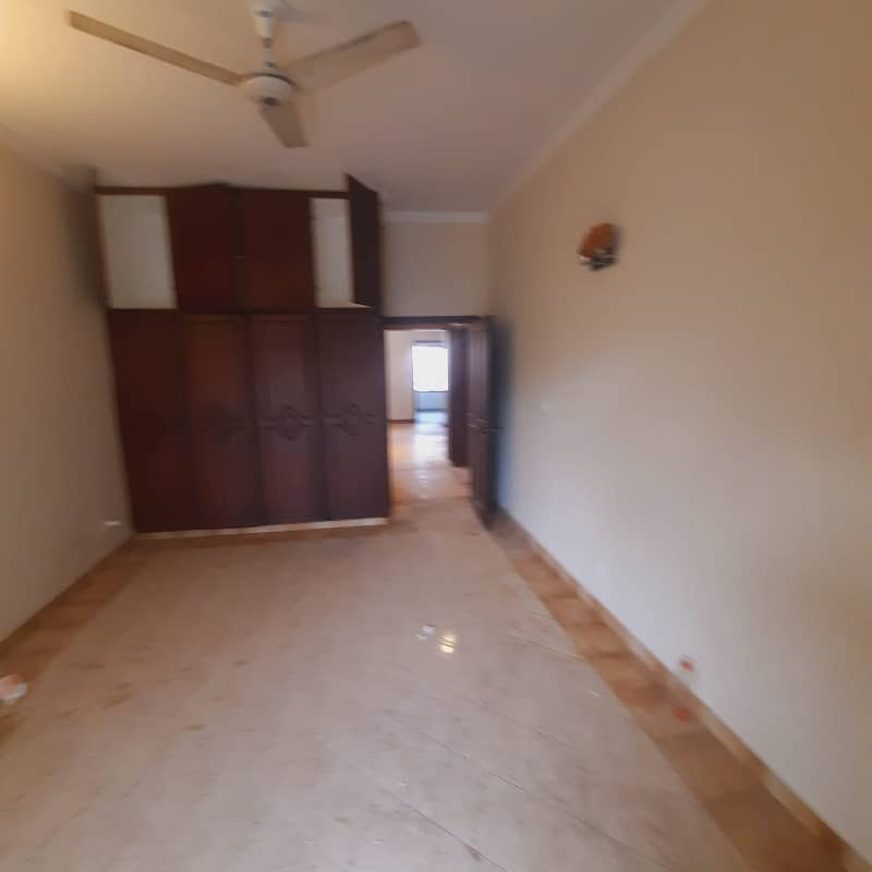 1 Kanal Upper Portion 3 Beds Tv Lounge Drawing Room Store Kitchen Separate Gate Ideal Location For Rent in DHA Phase 3 9