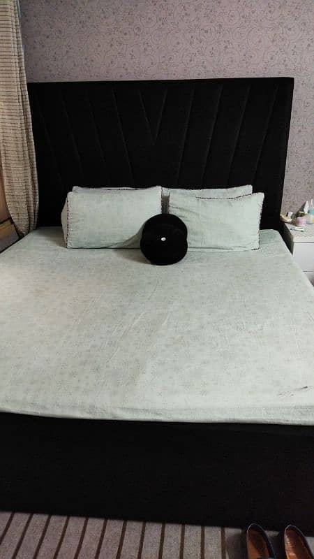 long back black velvet bed set with gloss finish accessories 3