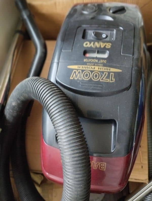 SANYO 1700W Vacuum cleaner 0