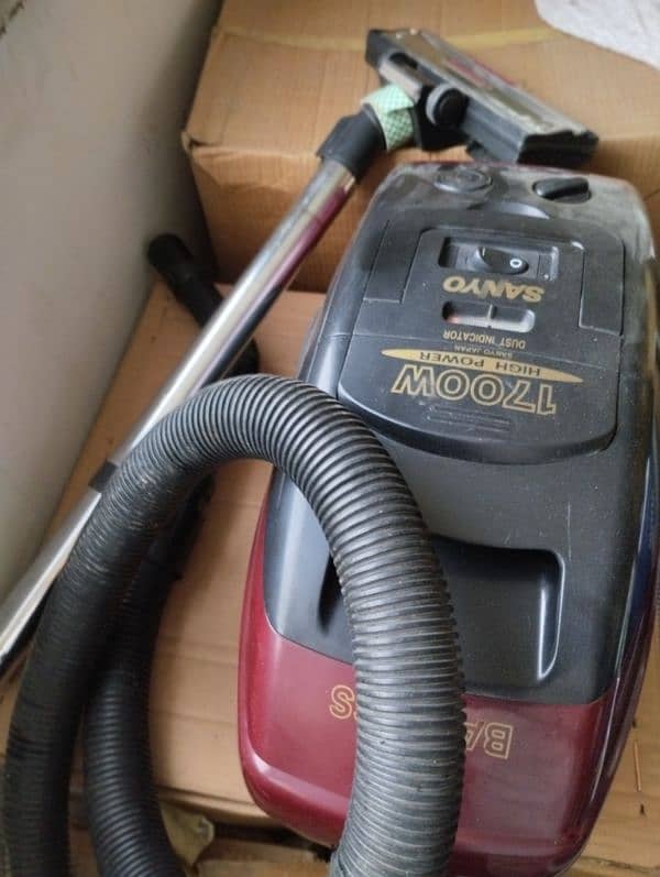 SANYO 1700W Vacuum cleaner 1