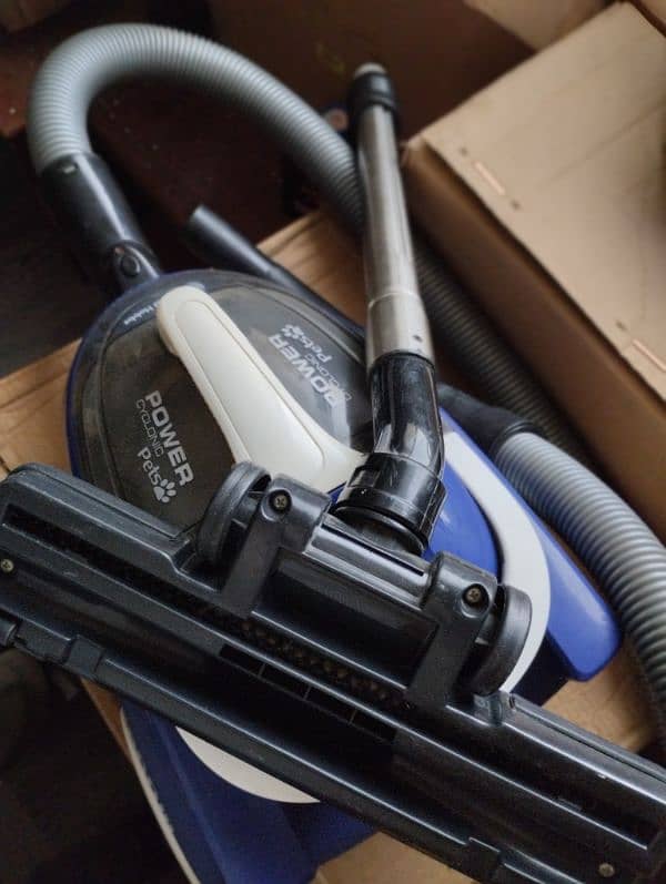 Russell Hobbs 2000W Vacuum cleaner 2