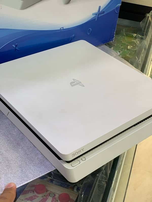 ps4 slim 500gb 1 month used only 3