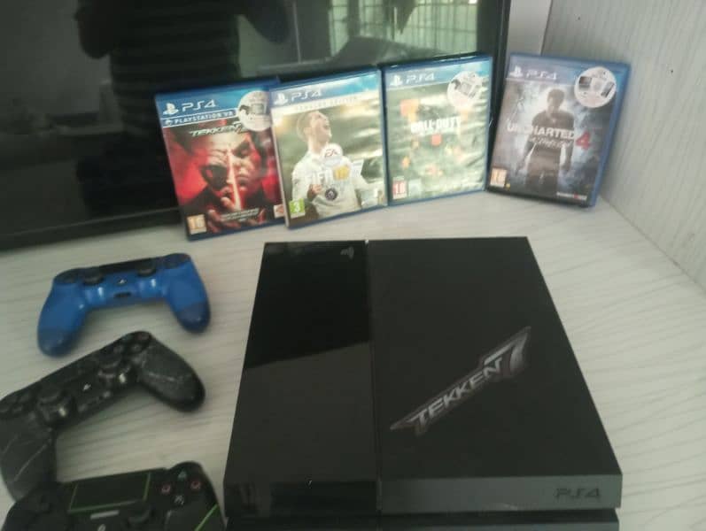 Ps4 flat for sale with 4 CDs 3 controller 1