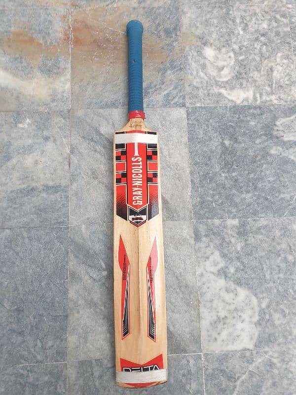 Gray nicolls Delta edition English willow wood bat with bag. 0