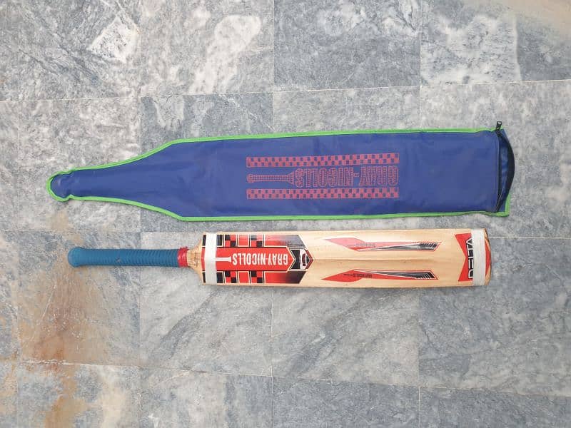 Gray nicolls Delta edition English willow wood bat with bag. 4