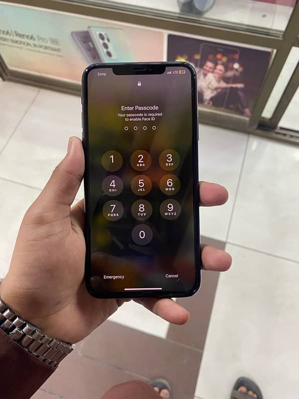 iPhone 11 Pro Max (sim working) 6