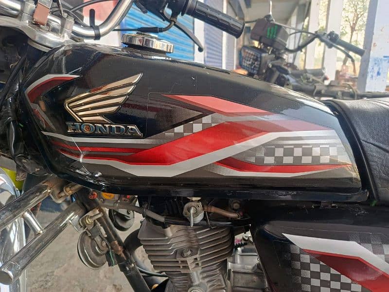 I am selling Honda 125 Tanki Tapy 5