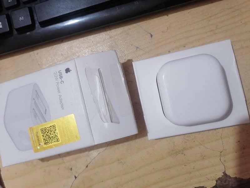 100% Original IPhone 20W Adapter 1