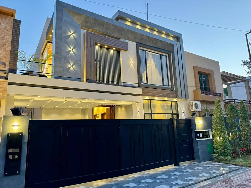 10 Marla Brand New Luxury House Available For Rent In Bahria Town Lahore. 0