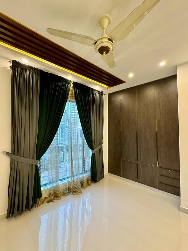 10 Marla Brand New Luxury House Available For Rent In Bahria Town Lahore. 11