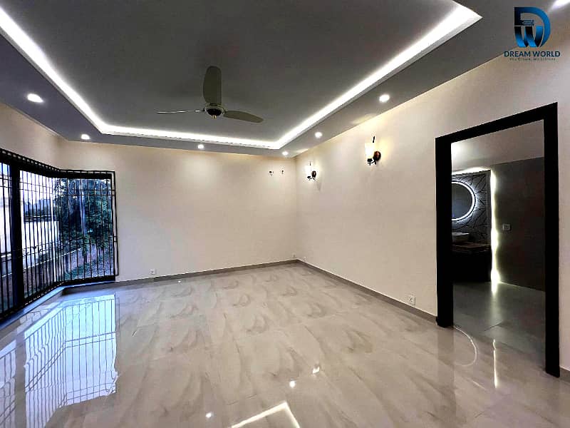 Prime Location 1 Kanal Modern House Available For Sale In DHA Phase 3 3