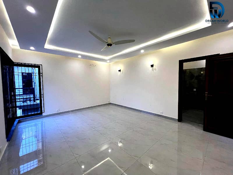 Prime Location 1 Kanal Modern House Available For Sale In DHA Phase 3 12