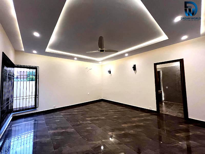 Prime Location 1 Kanal Modern House Available For Sale In DHA Phase 3 13