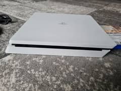 PS4 slim 1tb playing games