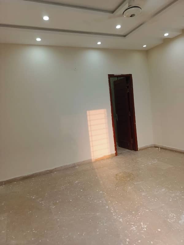 1 KANAL UPPER PORTION AVAILABLE FOR RENT IN VALANCIA HOUSING SOCIETY BLOCK H 17