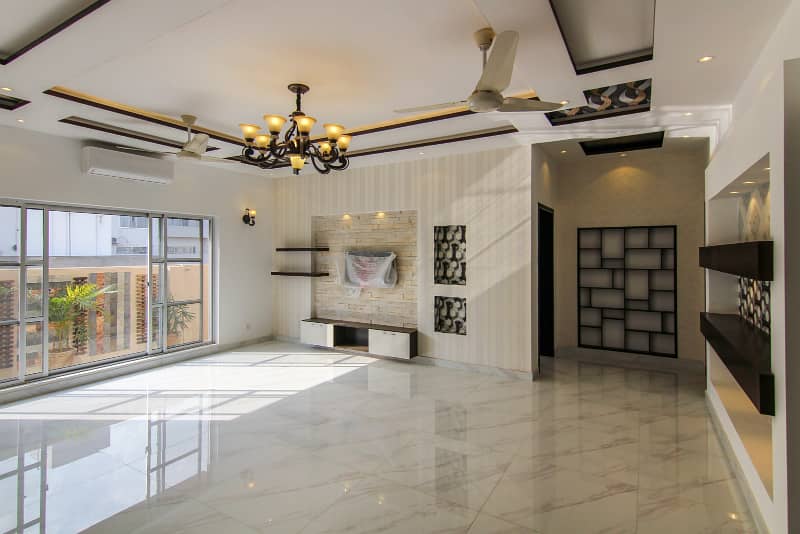 01 Kanal Slightly Used Well Maintained Like Brand New Modren Designe Bungalow For Sale In DHA Phase-6 Near To Park 4