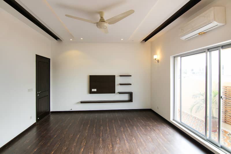 01 Kanal Slightly Used Well Maintained Like Brand New Modren Designe Bungalow For Sale In DHA Phase-6 Near To Park 11