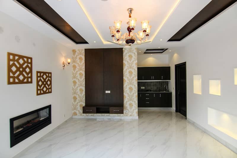 01 Kanal Slightly Used Well Maintained Like Brand New Modren Designe Bungalow For Sale In DHA Phase-6 Near To Park 14