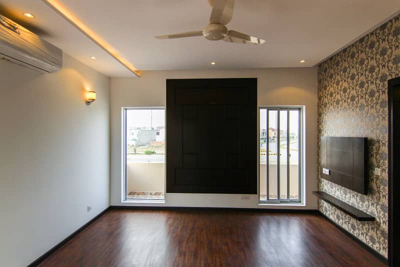 01 Kanal Slightly Used Well Maintained Like Brand New Modren Designe Bungalow For Sale In DHA Phase-6 Near To Park 15