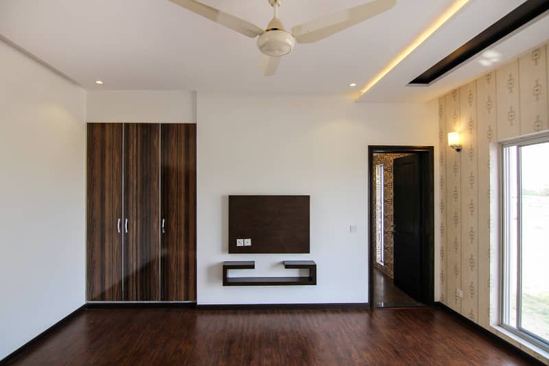 01 Kanal Slightly Used Well Maintained Like Brand New Modren Designe Bungalow For Sale In DHA Phase-6 Near To Park 17