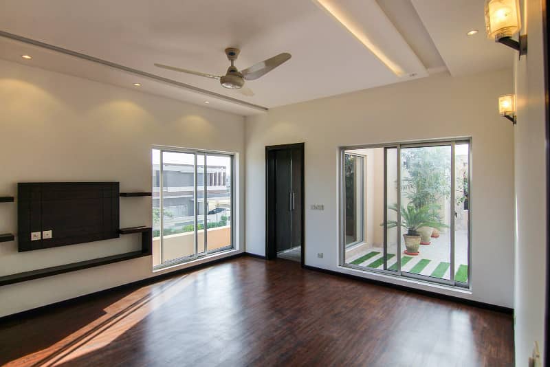 01 Kanal Slightly Used Well Maintained Like Brand New Modren Designe Bungalow For Sale In DHA Phase-6 Near To Park 19