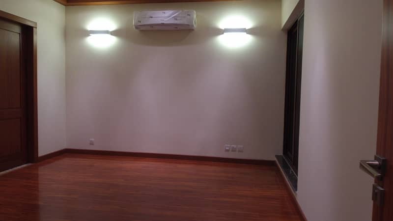 01 Kanal Slightly Used Well Maintained Like Brand New Modren Designe Bungalow For Sale In DHA Phase-6 Near To Park 26