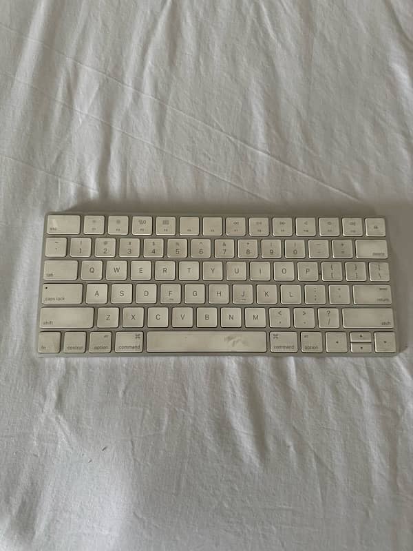 Apple wireless bluetooth rechargeable keyboard 0