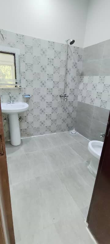 10 MARLA LIKE NEW UPPER PORTION AVAILEBAL FOR RENT IN BAHRIA TOWN LAHORE 0