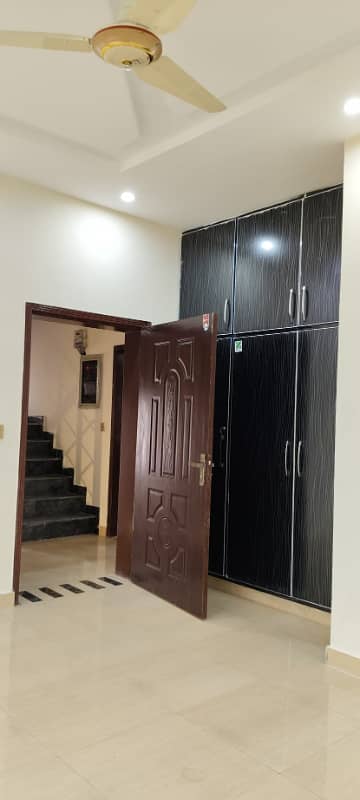 10 MARLA LIKE NEW UPPER PORTION AVAILEBAL FOR RENT IN BAHRIA TOWN LAHORE 4