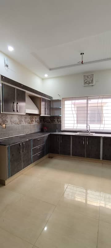 10 MARLA LIKE NEW UPPER PORTION AVAILEBAL FOR RENT IN BAHRIA TOWN LAHORE 5