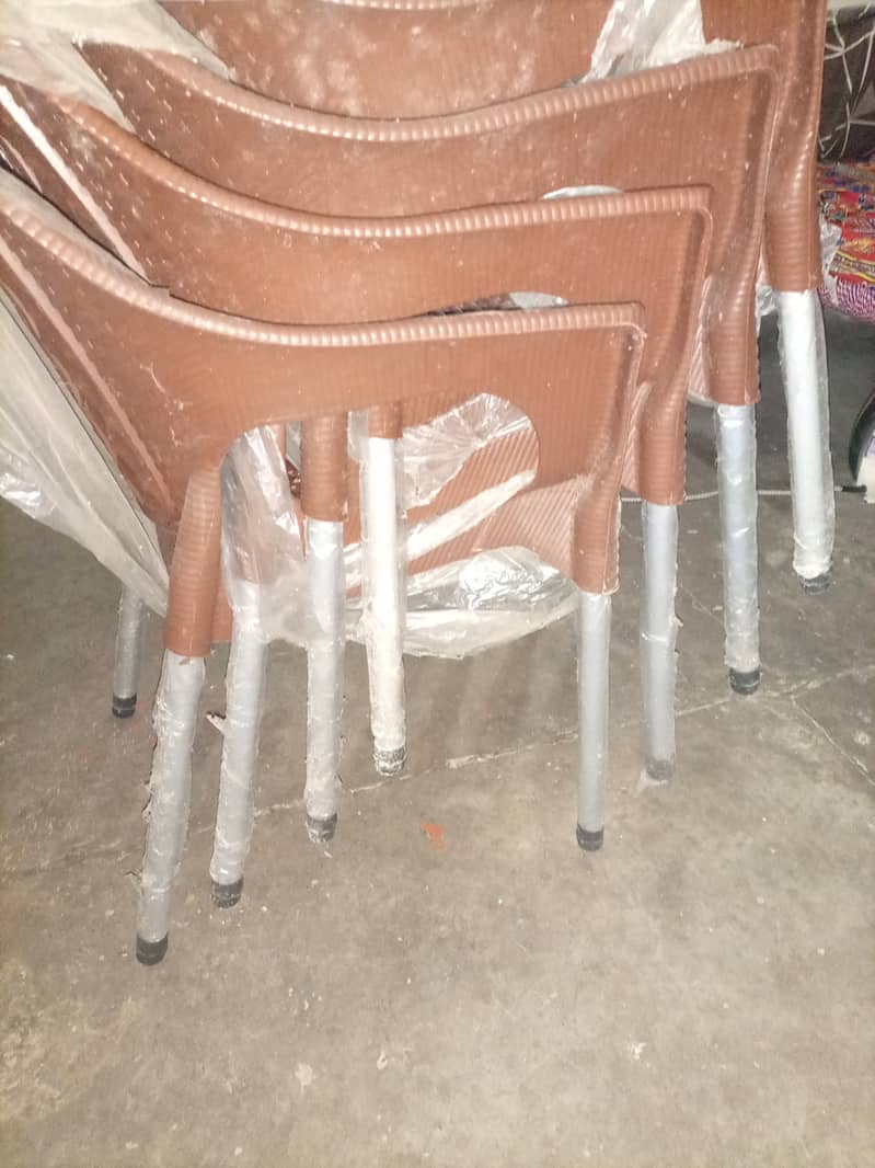 4 Plastic  Chairs 2