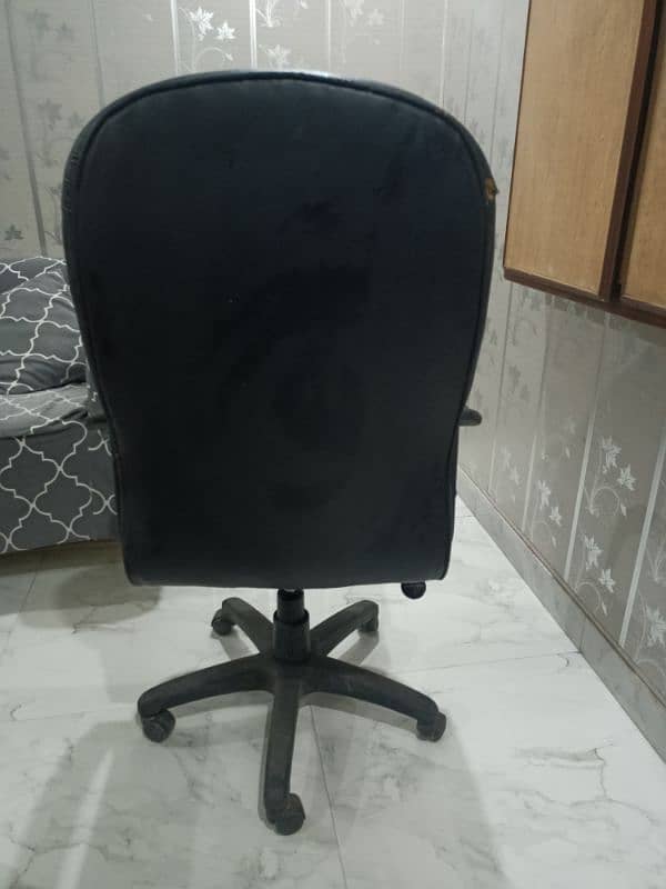 Office chair and computer table , 2 chairs for sale 1