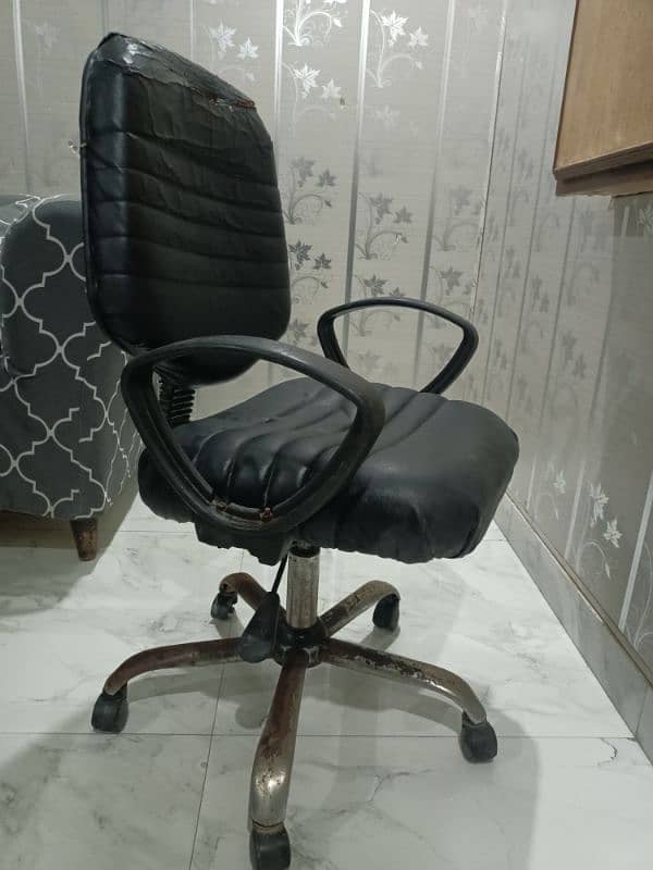 Office chair and computer table , 2 chairs for sale 3