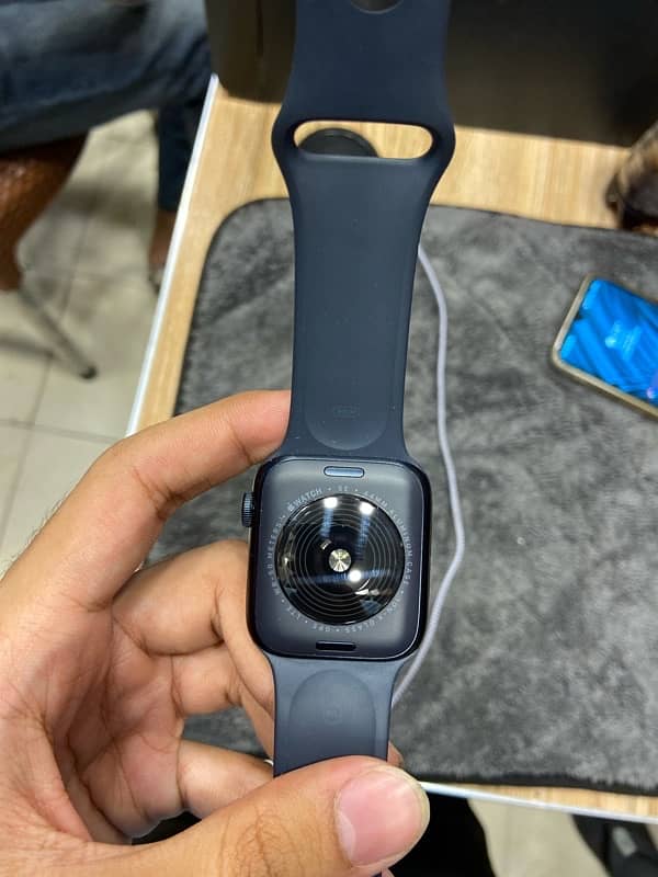 Apple Watch SE (GPS + Cellular) (2nd Generation) 1