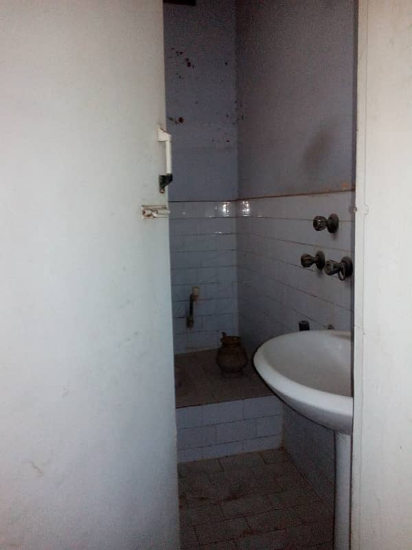 400yards Single Storey Old Condition House For Sale In Gulshan Block 2 4