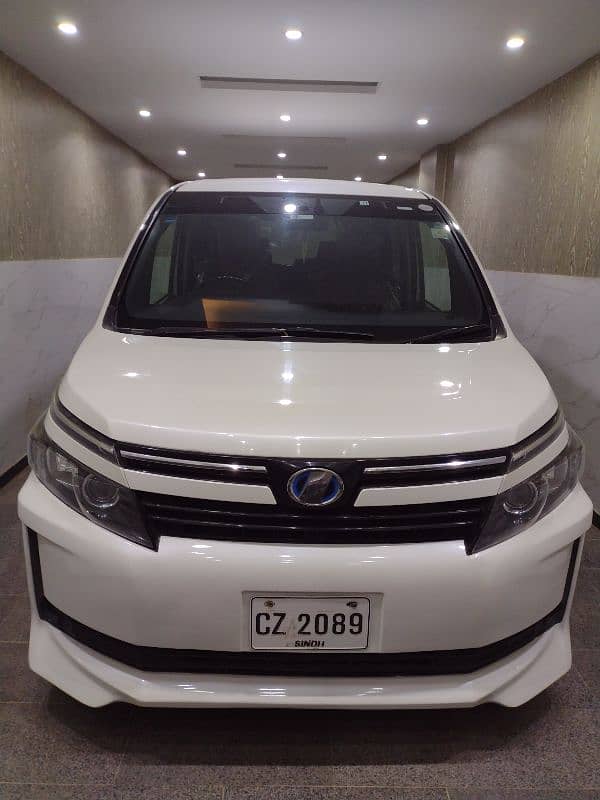 Toyota Voxy 2015 0