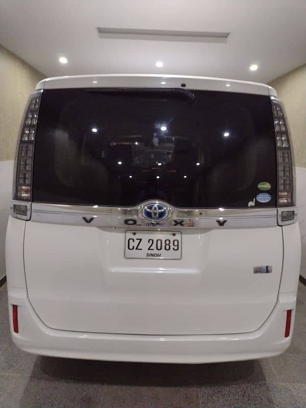 Toyota Voxy 2015 3