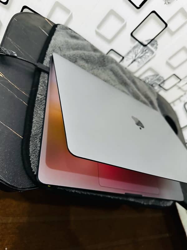 MacBook Pro 2019 16inch display 4