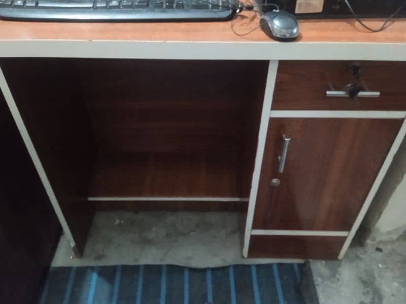 Computer Dell Desktop With Table For Sell 6