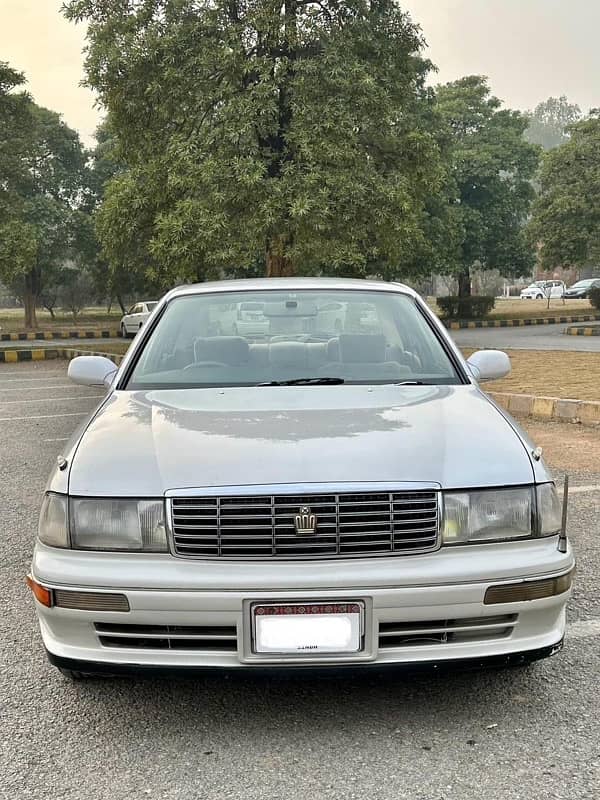 Toyota Crown royal saloon 1