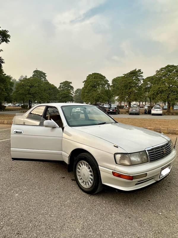 Toyota Crown royal saloon 4