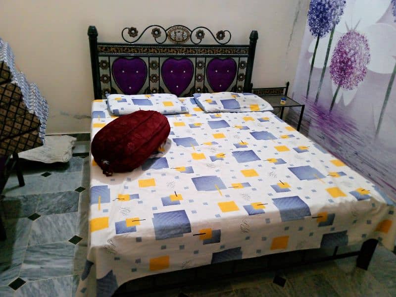 bhot he acha bed 5.5*6*5feet ka bed he king size he bhot acha. bana hw 1