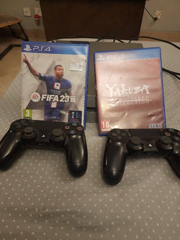 Ps4 Fat 500Gb with 3 controllers and 2 games. Fifa 23 included. 1