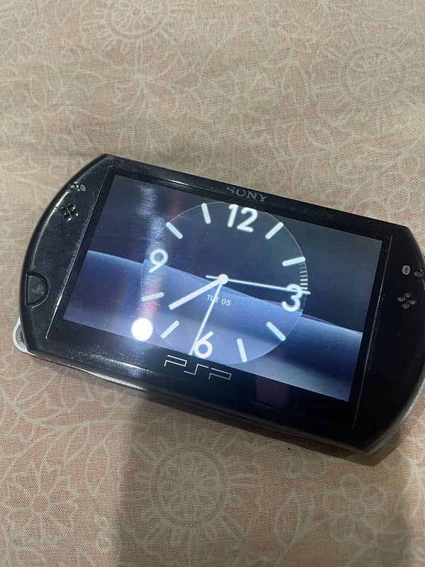 want to sale PSP Go with charge cable Gaming Consoles 1094931360